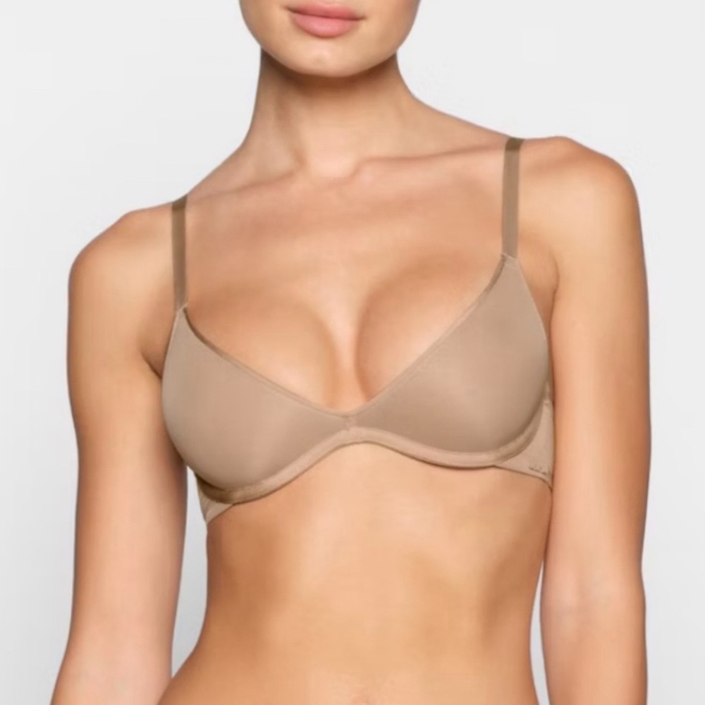 SKIMS Weightless Scoop Bra in the shade Mica ~  Nude Light Skin Tone ~ 32C ~ NWT